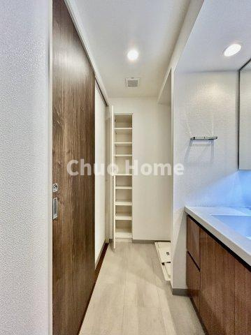 パレステージ上野の脱衣所|【洗面所】明るい洗面所は朝をすっきりさせてくれる空間です。バタバタしている忙しい朝でも収納が多い洗面台では短い時間で効率良く支度ができます。