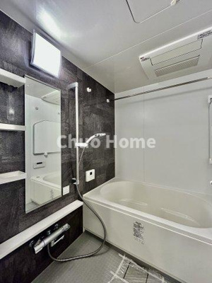 【浴室】 | パレステージ上野 | 【バスルーム】暖房換気乾燥機付きシステムバスルーム。暖房・冷風・換気・乾燥など、毎日を快適に過ごせるうれしい機能が揃っています。雨の日の洗濯物も安心です。