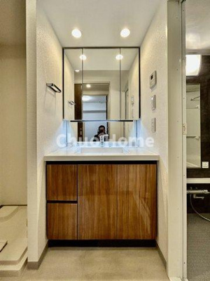 【独立洗面台】 | パレステージ上野 | 【洗面化粧台】洗面化粧台には三面鏡を採用。身だしなみを整えやすい事はもちろんですが、鏡の後ろに収納スペースを設ける事により、散らかりやすい洗面スペースをすっきりさせる事が出来るのも嬉しいですね