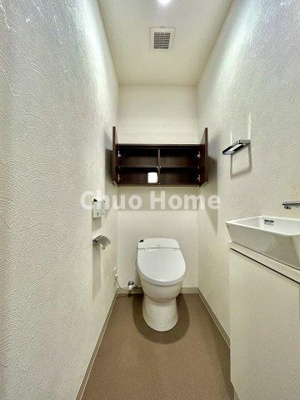 【トイレ】 | パレステージ上野 | 【トイレ】 収納スペースをしっかりと確保した温水洗浄便座機能付きトイレ。温水洗浄便座は清潔にお使いいただくための大切なアイテムです。