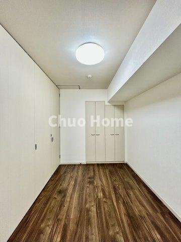 パレステージ上野の洋室|【洋室】快適に過ごす条件は、一人ひとり違います。だからこそ飾り過ぎないシンプルな内装と偏り過ぎないデザインで統一しております。居住していく中でオーナー様だけの【マイホーム】に創り上げて下さい