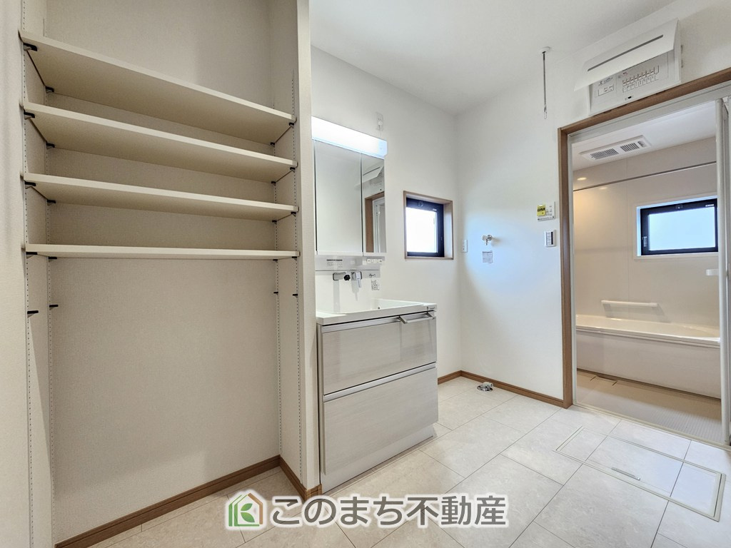 ワイウッドコート小山市中久喜第1期の洗面所|シャンプードレッサーで朝の身支度♪伸びるホースでお掃除も簡単清潔です！