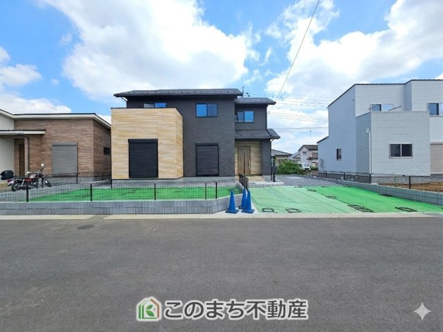ワイウッドコート小山市中久喜第1期の駐車場|コンクリート舗装された駐車場は雨の時も水たまりにならずに便利です♪