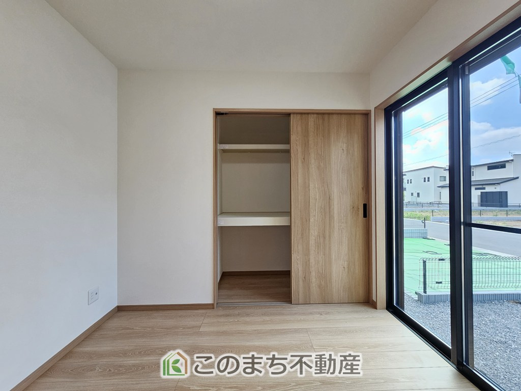 ワイウッドコート小山市中久喜第1期の洋室|居室のサッシにはペアガラスを採用しております。高い断熱性による省エネと結露対策に有効です。