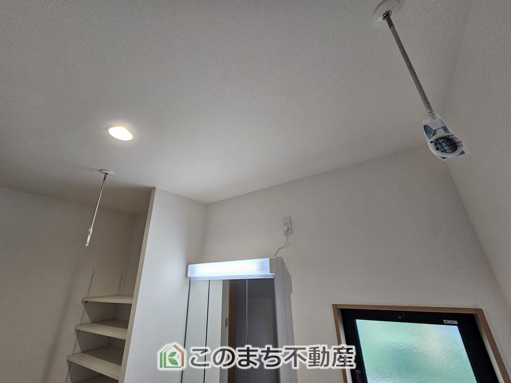 ワイウッドコート小山市中久喜第1期の内装|洗面所には室内物干し用金具がついております♪