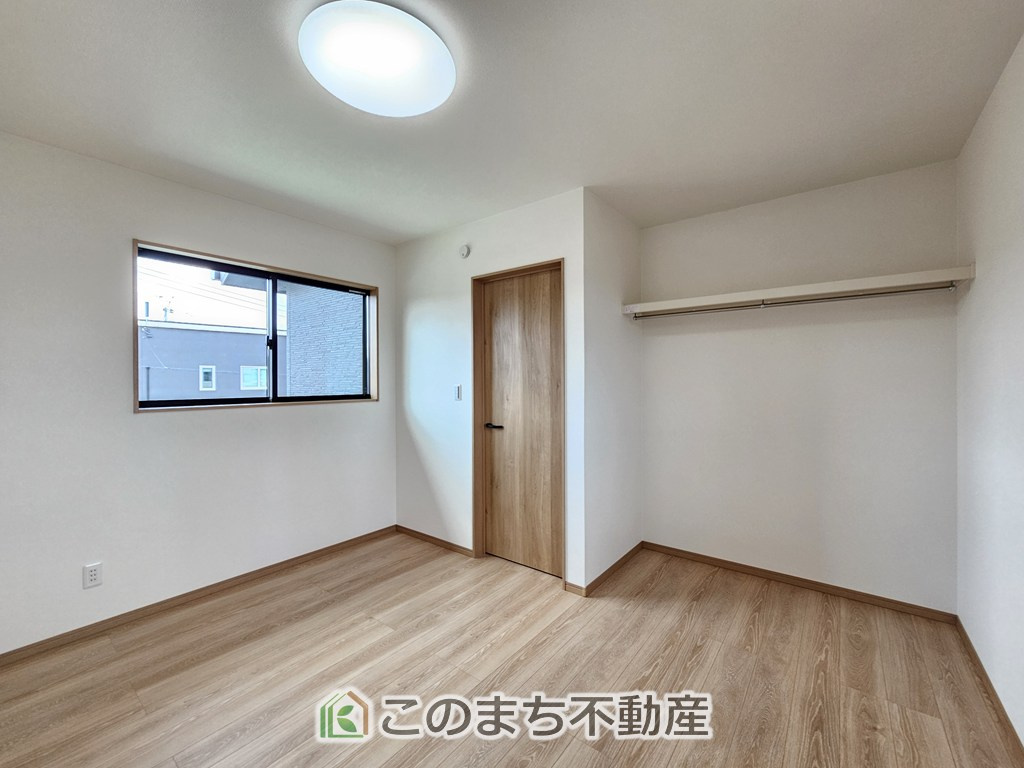 ワイウッドコート小山市中久喜第1期の洋室|洋室はお手入れのしやすいフローリング仕様です。普段はフロアモップなどを使って、簡単にお掃除していただけます◎