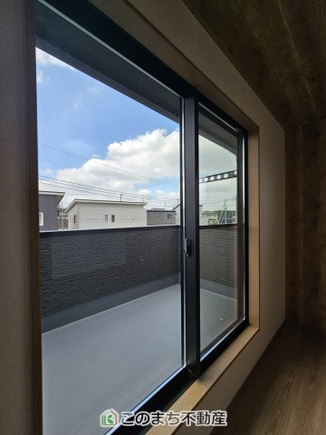 ワイウッドコート小山市中久喜第1期の内装|居室のサッシにはペアガラスを採用しております。高い断熱性による省エネと結露対策に有効です。