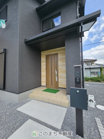 ワイウッドコート小山市中久喜第1期の設備|広々とした玄関スペース♪たくさんの靴を収納できる下駄箱もございます。