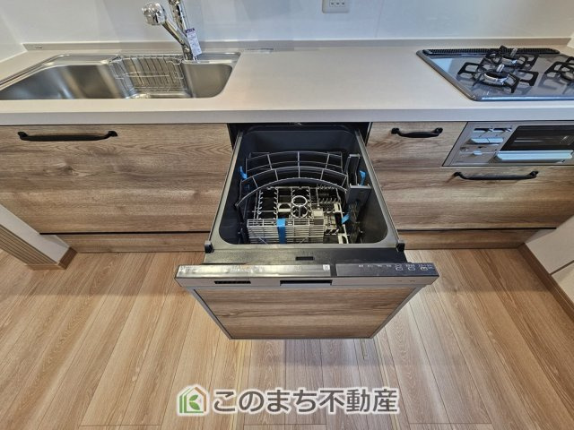 ワイウッドコート小山市中久喜第1期のキッチン|あったらいいなの代表的な設備である食洗機。ビルトイン型なので、おさまりもよく、使い勝手も良好です。料理をするのは好きだけど、後片付けは苦手な方に重宝します。洗う手間がないので、時間を有効に使えますね。