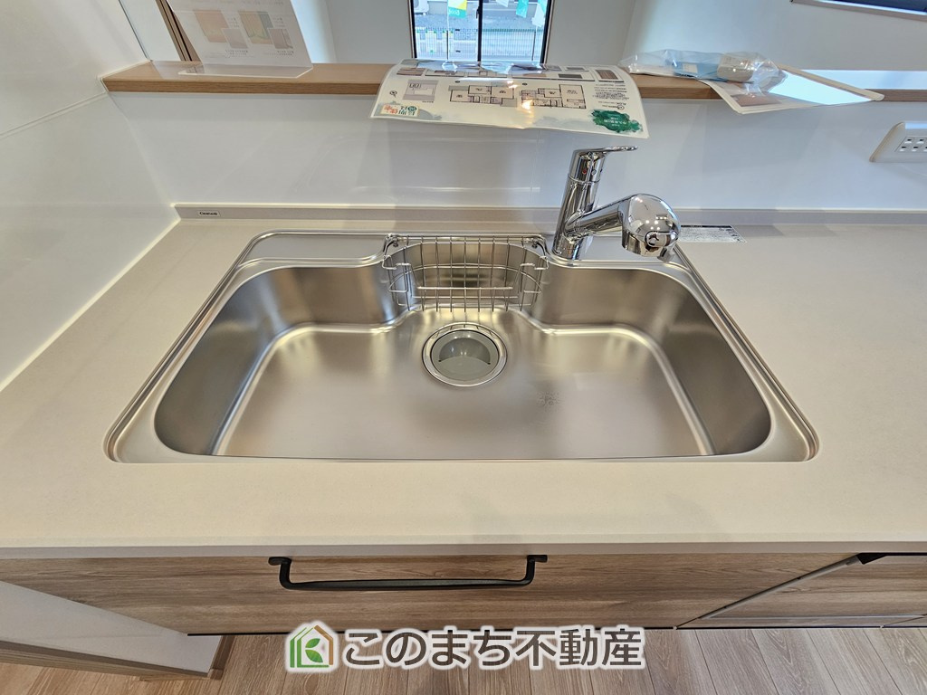 ワイウッドコート小山市中久喜第1期のキッチン|ビルトイン型浄水器を内蔵したキッチン水栓。お米を研いだり、野菜を洗ったりするときなど用途に応じてワンタッチで浄水に切り替えが可能です。カートリッジ式なので、フィルターを簡単に交換する事が出来ます。
