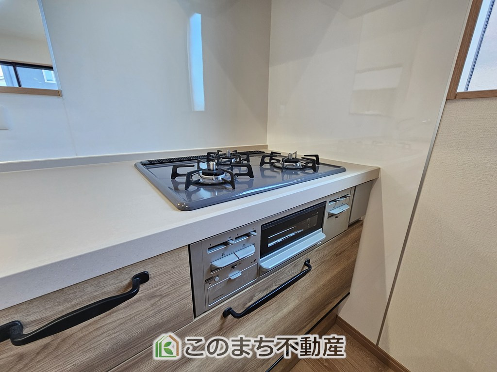 ワイウッドコート小山市中久喜第1期のキッチン|三ツ口コンロ採用で、同時調理もスムーズ◎！お料理を並べられるカウンター付きで、配膳・片付けをサポート！リビングで過ごすご家族とコミュニケーションを楽しみながら作業可能です♪