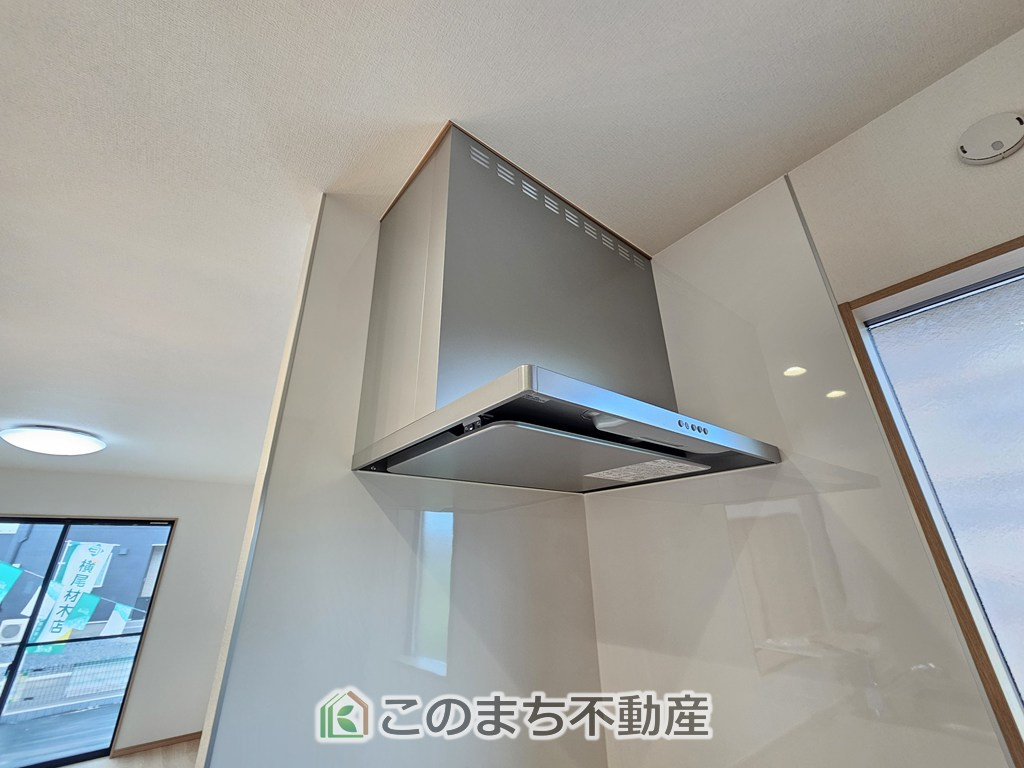 ワイウッドコート小山市中久喜第1期のキッチン|お料理の匂いもスッキリ♪シンプルデザインで掃除も簡単‼