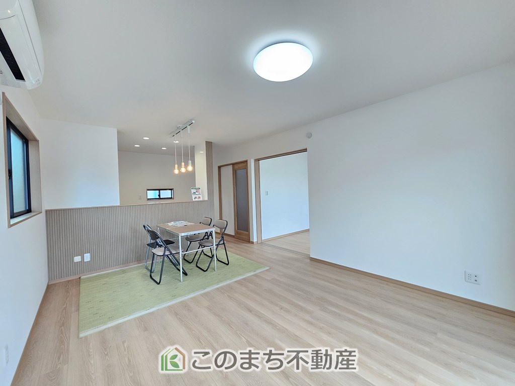 ワイウッドコート小山市中久喜第1期の居間・リビング|開放感のある広々としたリビング☆家族みんなでゆったりくつろげます♪
南側から暖かな日差しが差し込みます♪キッチンからリビングの様子がよく見渡せます☆