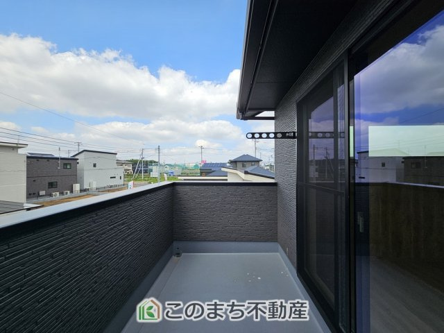 ワイウッドコート小山市中久喜第1期のバルコニー|南向きの大型バルコニーは陽当り良好で、たっぷりのお洗濯物もよく乾きます！