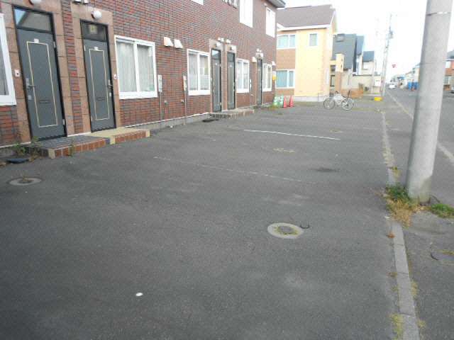 ドミールＴＫの駐車場