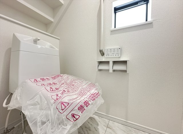 【トイレ】 | 新座市大和田5丁目　新築一戸建住宅　全3棟　(志木本店) | 1階トイレは妊婦さんにも便利な手すりを設置済み。