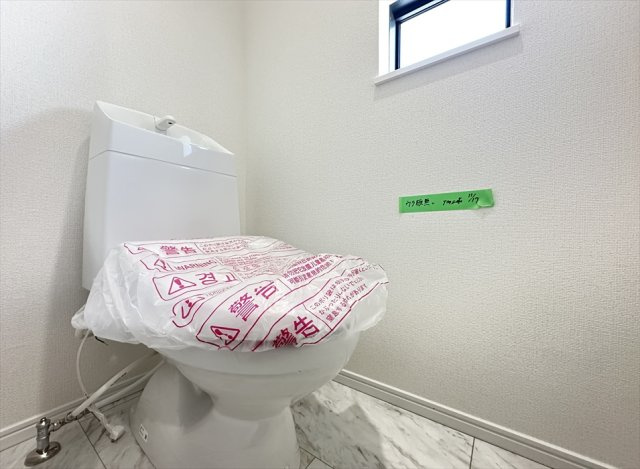 【トイレ】 | 新座市大和田5丁目　新築一戸建住宅　全3棟　(志木本店) | 2階トイレ／家族を感染症から守る温水洗浄便座を完備。