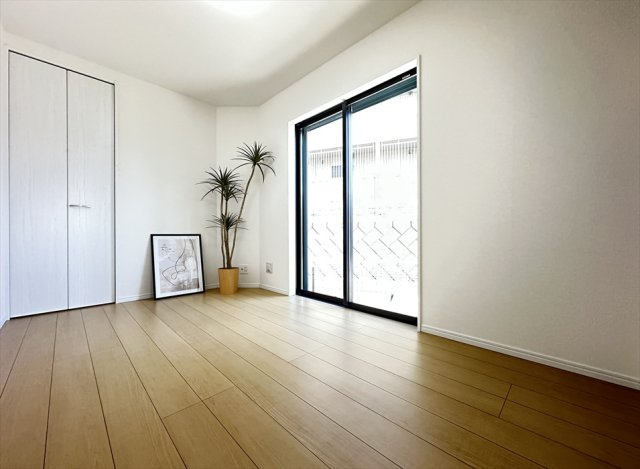 【洋室】 | 新座市大和田5丁目　新築一戸建住宅　全3棟　(志木本店) | 1階の洋室はキッチンの裏に設けられているので、夜間でもミルクの準備などがしやすくベビールームとしても便利です。
