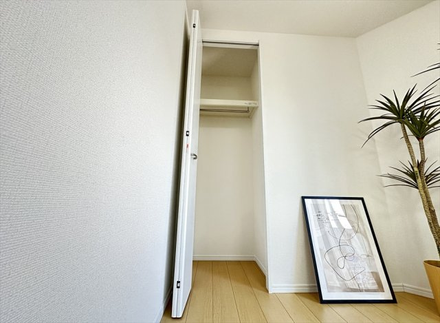 【収納】 | 新座市大和田5丁目　新築一戸建住宅　全3棟　(志木本店) | ティッシュや紙おむつなど嵩張る日用品の保管にも便利なクローゼット。
ハンガーパイプ付なのでエプロンやコートなども保管できます。