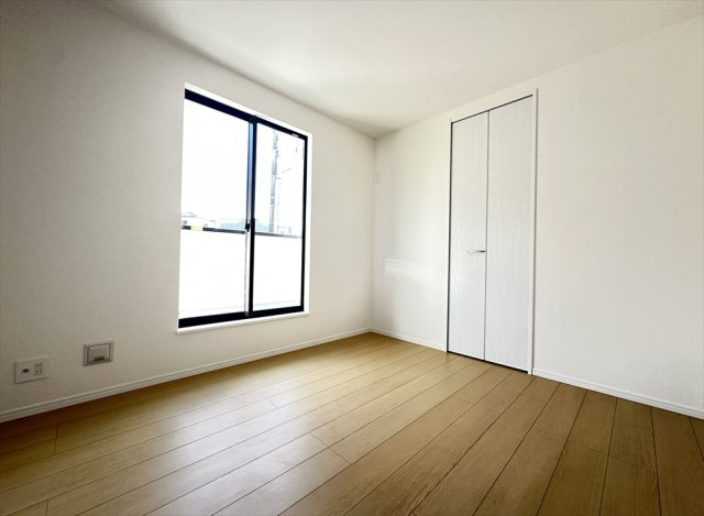 【洋室】 | 新座市大和田5丁目　新築一戸建住宅　全3棟　(志木本店) | バルコニーに面した5.2帖の洋室。