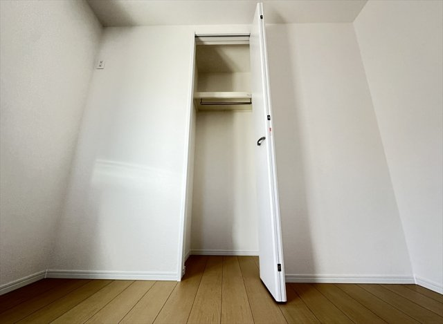 【収納】 | 新座市大和田5丁目　新築一戸建住宅　全3棟　(志木本店) | ハンガーパイプ付のクローゼット