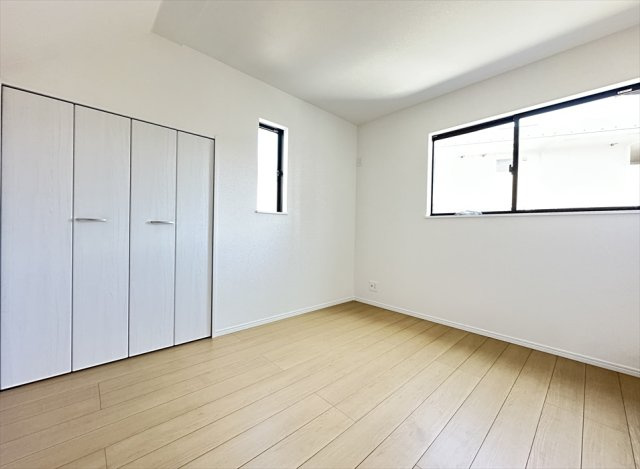 【洋室】 | 新座市大和田5丁目　新築一戸建住宅　全3棟　(志木本店) | 洋室5.2帖。家具の配置の邪魔にならない腰高窓でお部屋のレイアウトも自由が利きます。