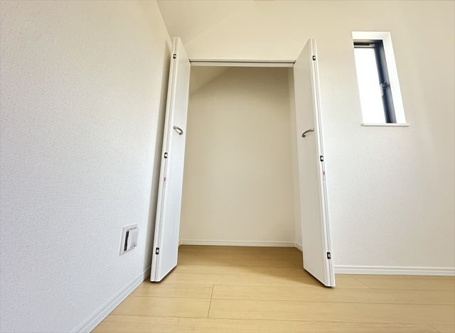 【収納】 | 新座市大和田5丁目　新築一戸建住宅　全3棟　(志木本店) | こちらのクローゼットは枕棚がないため、天井近くまで空間を自由に使えます。