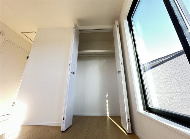 【収納】 | 新座市大和田5丁目　新築一戸建住宅　全3棟　(志木本店) | 洋室6.6帖のクローゼットはバルコニーの近くに配置されているので、取り込んだ洗濯物もそのまま収納することができます。