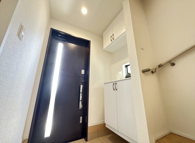 【玄関】 | 新座市大和田5丁目　新築一戸建住宅　全3棟　(志木本店) | 玄関ドアと小窓の2ヶ所から優しい自然光が入ります。
小窓を開けることで玄関の換気も良好です。