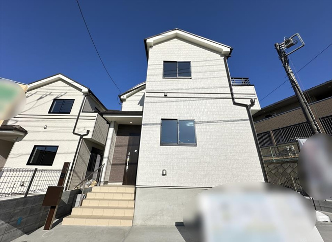 【外観】 | 新座市大和田5丁目　新築一戸建住宅　全3棟　(志木本店) | 販売現地／2025年1月30日撮影　
「新座」駅徒歩15分に立地するZEH水準の省エネ住宅！
完成済みのため、いつでも内覧可能です！