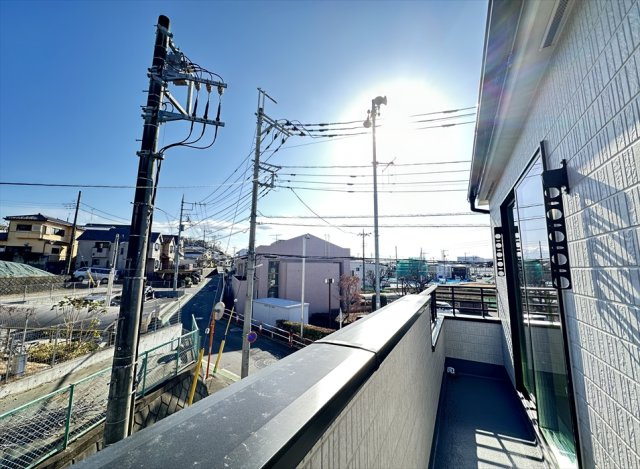 【バルコニー】 | 新座市大和田5丁目　新築一戸建住宅　全3棟　(志木本店) | 2室から出入り可能なワイドバルコニー