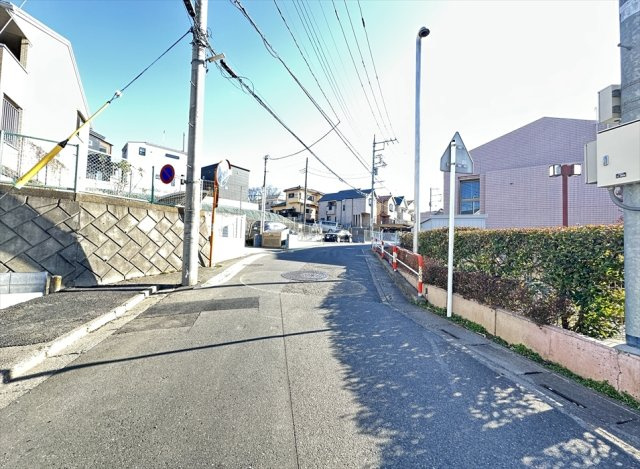 【前面道路含む現地写真】 | 新座市大和田5丁目　新築一戸建住宅　全3棟　(志木本店) | 前面道路はゆとりのある6.5ｍ公道。お車の出し入れもスムーズです。