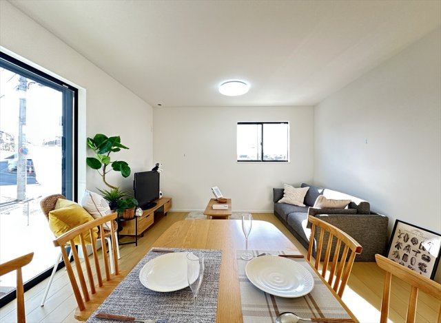 【居間・リビング】 | 新座市大和田5丁目　新築一戸建住宅　全3棟　(志木本店) | 南東向きのリビング。