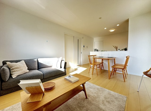 【居間・リビング】 | 新座市大和田5丁目　新築一戸建住宅　全3棟　(志木本店) | 独立したLDKはエアコンの冷暖気が室外に逃げないので節電にもつながります。