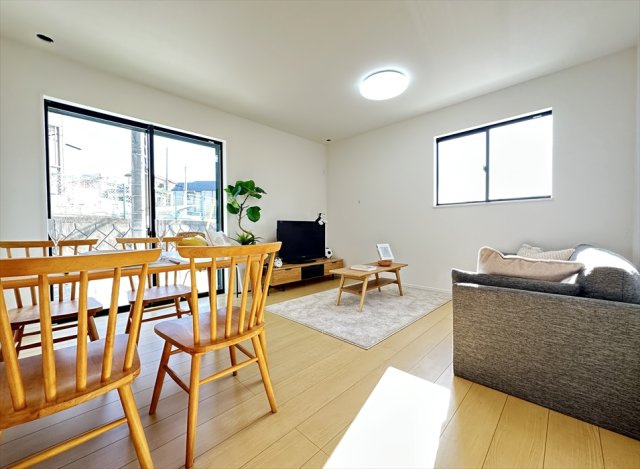 【居間・リビング】 | 新座市大和田5丁目　新築一戸建住宅　全3棟　(志木本店) | 家族を近くに感じる13帖のファミリー空間。