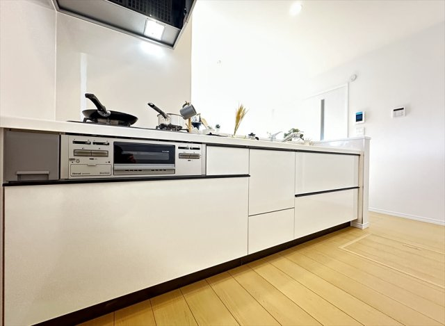 【キッチン】 | 新座市大和田5丁目　新築一戸建住宅　全3棟　(志木本店) | リビング全体が見渡せる対面キッチンはお料理をしながらお子様の様子を見守ることができます。