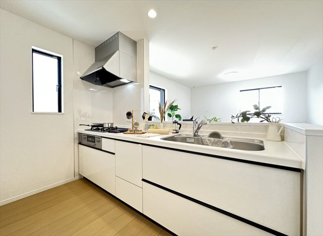 【キッチン】 | 新座市大和田5丁目　新築一戸建住宅　全3棟　(志木本店) | 奥に入ってる物もサッと取り出しやすいスライド収納は奥まで一目で確認できるので調味料などの在庫管理にも便利です。