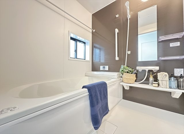 【浴室】 | 新座市大和田5丁目　新築一戸建住宅　全3棟　(志木本店) | 浴室乾燥機が付いているので雨の日はもちろん、花粉症の方も安心して洗濯物が干せます。浴室内のカビの発生も防げるので衛生面でも安心です。
リビングを介さずに出入りできるので家族のプライバシーも守れます。