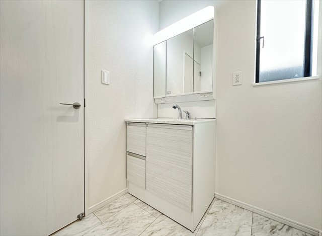 【独立洗面台】 | 新座市大和田5丁目　新築一戸建住宅　全3棟　(志木本店) | 三面鏡洗面化粧台は収納部分を鏡が隠してくれますので、スキンケア用品を収納出来ます。シャワーヘッド付なのでお手入れもラクラクなのでキレイに保てます。