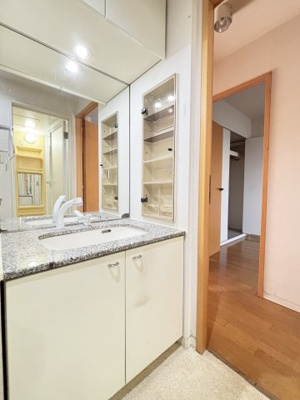 【独立洗面台】 | パレ東塚口Ⅰ | 収納多く、洗剤などのストックもたっぷり収納できます