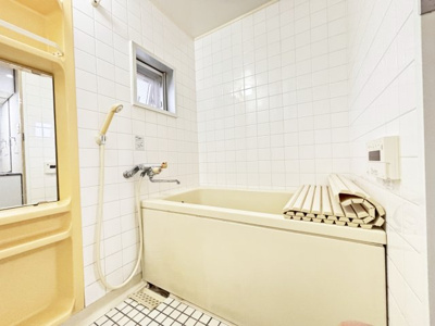 【浴室】 | パレ東塚口Ⅰ | 光が差し込む明るいバスルーム。換気ができ、カビ対策にもなりますね