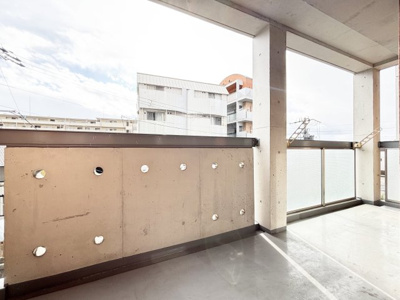 【バルコニー】 | パレ東塚口Ⅰ | 南向きバルコニーからの日差しがたっぷりと差し込みます