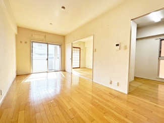 【居間・リビング】 | パレ東塚口Ⅰ | JR塚口駅徒歩4分！2沿線利用可能のため便利な立地。南向きの陽当たりの良い住まい