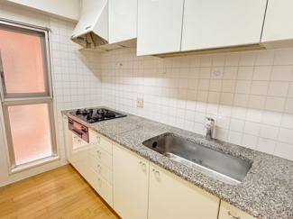 【キッチン】 | パレ東塚口Ⅰ | キッチンに窓があり、明るく開放的です。また換気もできるので匂いもこもらないですね