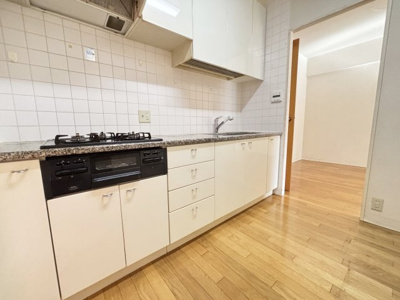 【キッチン】 | パレ東塚口Ⅰ | 3.3帖の独立型キッチンは、急な来客時もリビンからの視線が気にならず安心