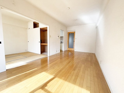 【居間・リビング】 | パレ東塚口Ⅰ | 南面バルコニーに面した明るい10.3帖のリビング