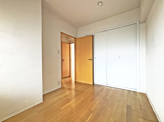 【洋室】 | パレ東塚口Ⅰ | 5帖の洋室はたっぷり収納できるクローゼット付