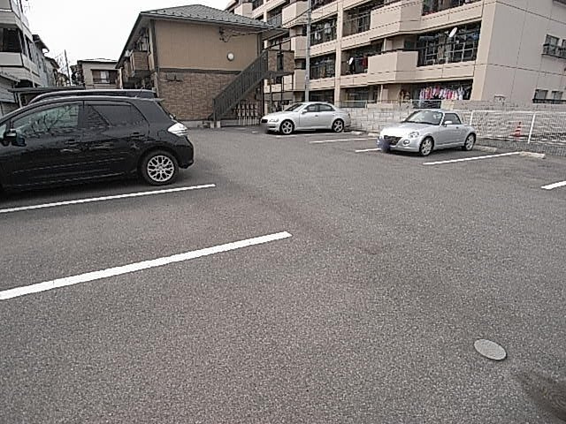 コーポクリスタルの駐車場