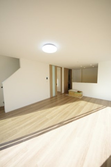 【居間・リビング】 | 【仲介手数料無料！！】日野市日野本町5丁目　新築戸建て（全2棟）2号棟　5480万円