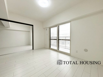 【居間・リビング】 | サニーハイツ藻岩 | LDKと和室の間の扉を開けることで、開放感あふれる空間に！
どちらの居室にも大きな窓がある為、リビング全体が明るい陽光に包まれます。